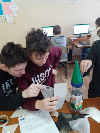 Мелитопольские школьники создали и запустили ракету фото