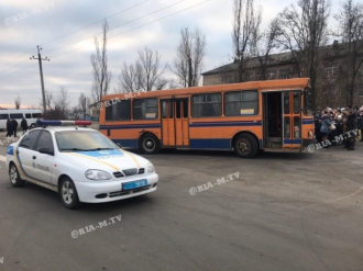 Мелитопольских учеников повезли в школу в сопровождении полиции фото