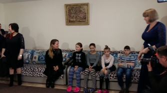 Министр приехала в Мелитополь, чтобы посмотреть, как живут сироты и многодетные фото