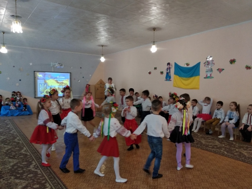 В детском саду танцевали с рушниками и саблями в честь Дня соборности фото