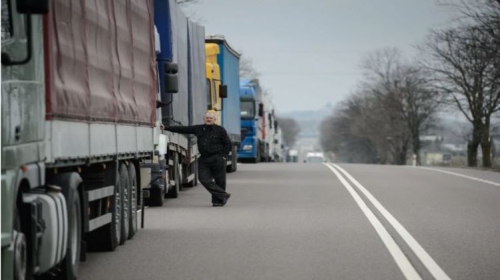 Словацкие перевозчики заблокировали границу с Украиной фото