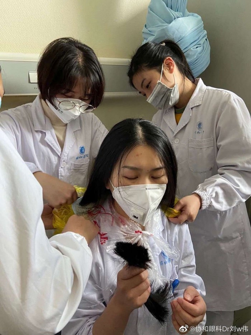 Медсестрам в Ухане обрезают волосы и бреют виски: зачем фото
