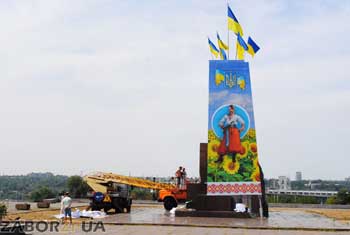 В Запорожье снесут постамент, на котором стоял памятник Ленину фото