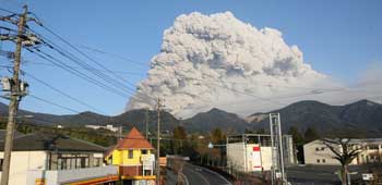 В Японии произошло извержение вулкана фото