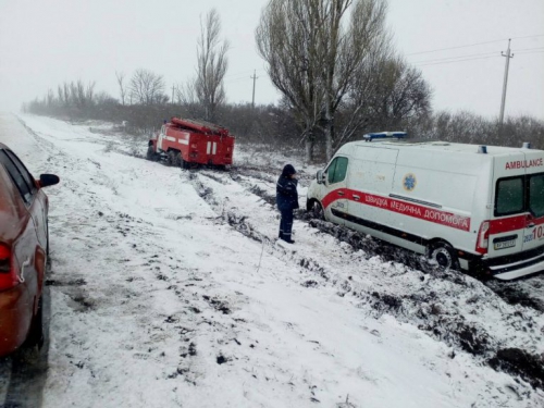 В Запорожской области две «скорых», три грузовика и три легковушки съехали в кювет и застряли в снегу фото