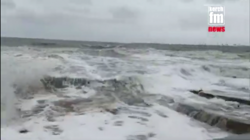 Мощный шторм в Крыму: впечатляющие видео дикой стихии  фото