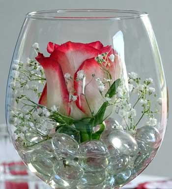 День святого Валентина. Украшения из цветов на стол фото