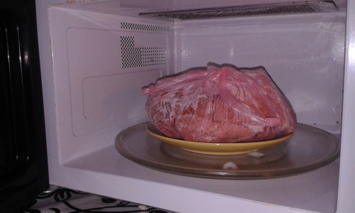 Почему нельзя размораживать мясо в микроволновке фото