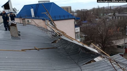 Непогода в Крыму: ветер сорвал крышу многоэтажки в Феодосии фото