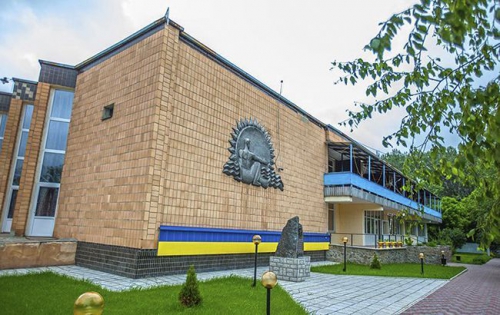 В сети показали, чем кормят украинцев в Новых Санжарах: обед из трех блюд  фото