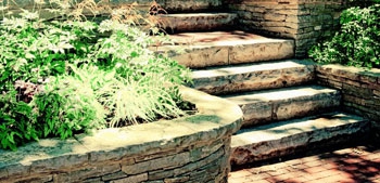 Облицовка фасада диким камнем фото