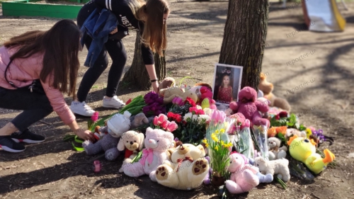 Запорожцы несут цветы на место трагедии в «Дубовке», где погибла девочка фото
