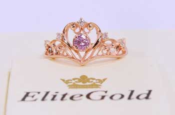 Сиреневый туман: золотые женские кольца со вставками фото