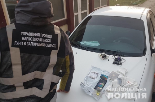 Запорожские полицейские на почте изъяли зип-пакеты у жителя Бердянска фото