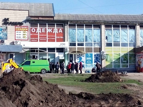 В Мелитополе посетителей банков и почтовых отделений выгоняют на улицу фото