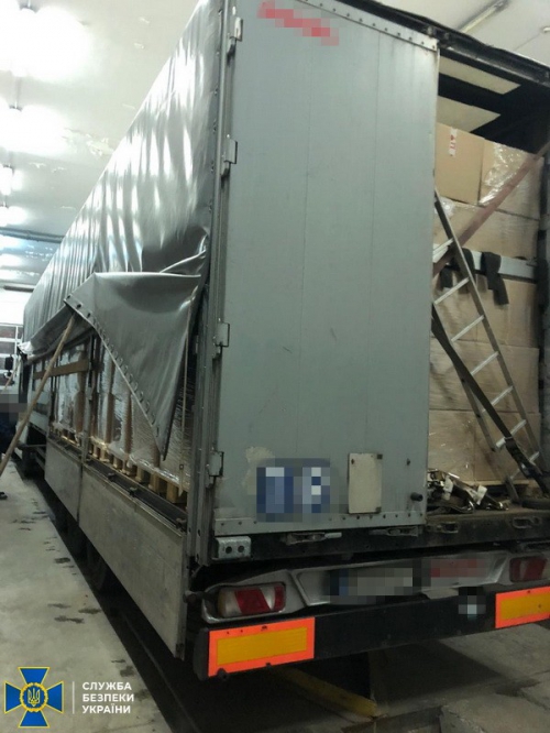 СБУ пресекла вывоз из Украины около 40 тыс. медицинских халатов фото