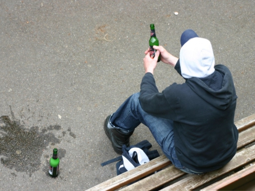 Подростка судили за то, что пил пиво фото