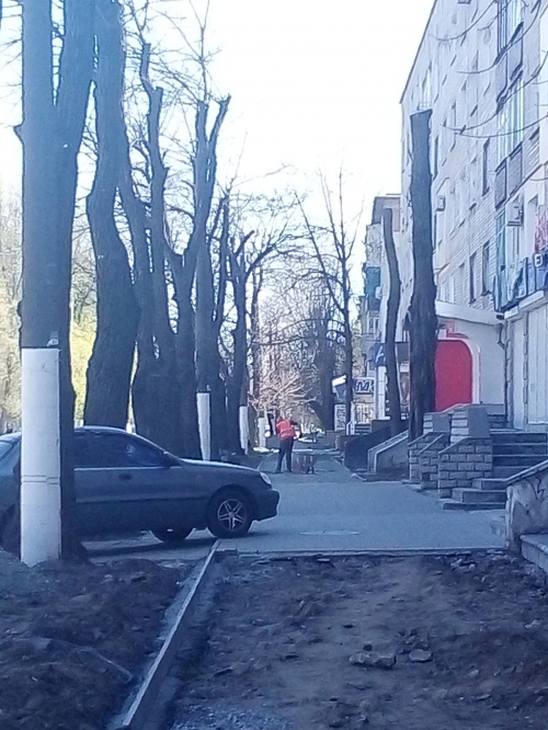 На ул. Героев Украины ремонтируют тротуар (ФОТОФАКТ) фото