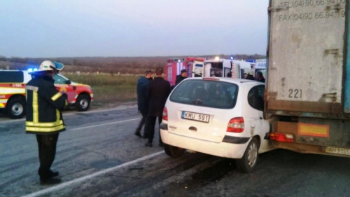 В Запорожской области автомобиль столкнулся с грузовиком — водителя зажало в машине фото