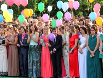 Мелитопольские одиннадцатиклассники могут остаться без выпускного бала фото