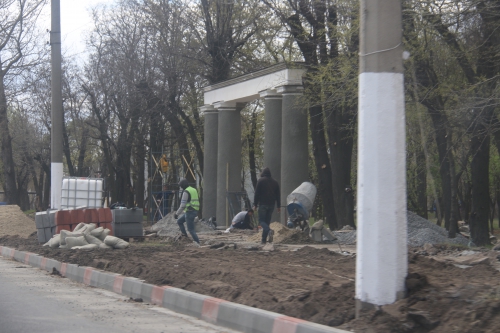 Вдоль парка садстанции ремонтируют тротуар (ФОТОФАКТ) фото