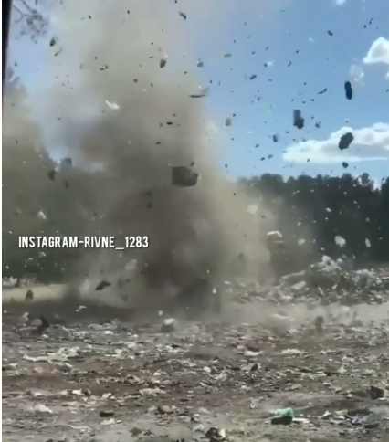  По свалке в Ровенской области пронесся торнадо из мусора фото