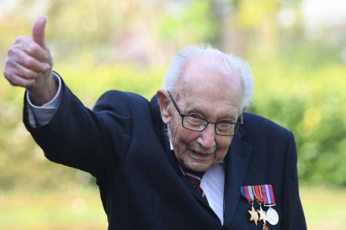 99-летний Ветеран Второй мировой спел для врачей и возглавил британский чарт фото