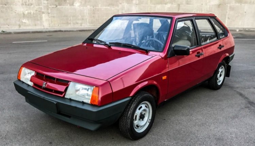 Курьез: в центре Запорожья автомобили “водили” хоровод  фото