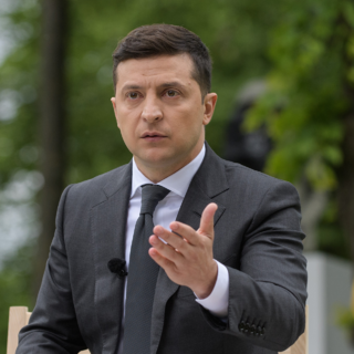 Зеленский рассказал, чем отличается на посту президента от Порошенко фото