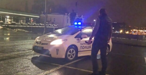 Перестрелка в Киеве, горит машина. Полиция ввела спецоперацию. фото