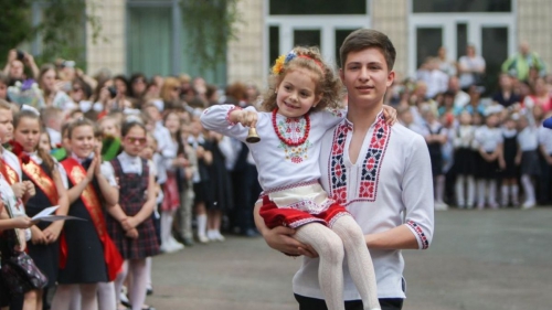 Без линейки и белых бантов: как украинские школьники отметили последний звонок  фото