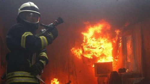 В Запорожье горела квартира: на этаже были ребенок и мужчина  фото