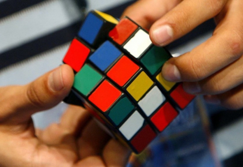 Мальчишка из Мелитополя собирает кубик Рубика за 7 секунд фото