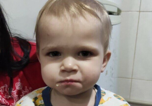 Без верхней одежды и совсем одна: в Харькове 2-летняя девочка бродила по лужам среди ночи фото