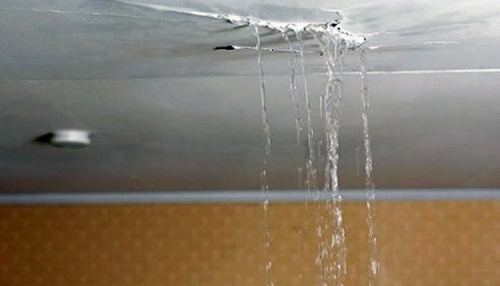 Жизнь среди ведер и тазиков: в запорожском общежитии комнату заливает водой  фото