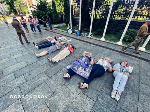 Перед окнами Зеленского отчаявшиеся женщины устроили «лежачий пикет» фото