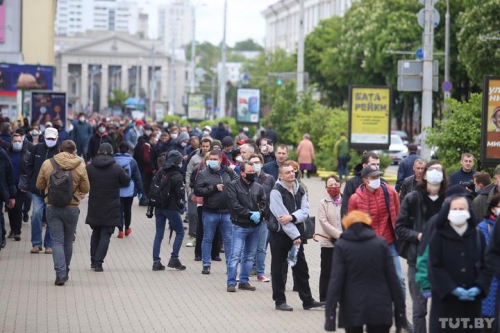 В Беларуси арестовали десятки членов оппозиции, 2 кандидата в президенты отказались от выборов фото