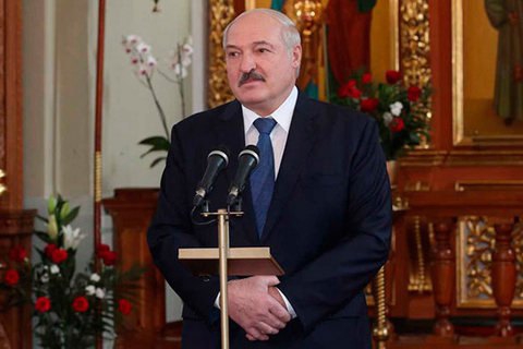 Лукашенко считает, что украинцы и россияне завидуют белорусам  фото