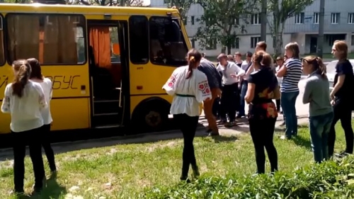 Украинских школьников массово забирают и увозят. Что случилось фото