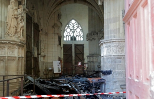 Пожар во Франции в готическом соборе Петра и Павла потушили. Власти обещают реконструировать сооружение фото