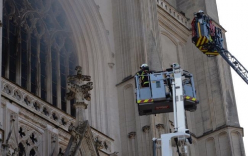 Во Франции задержали подозреваемого в возможном поджоге Нантского собора фото