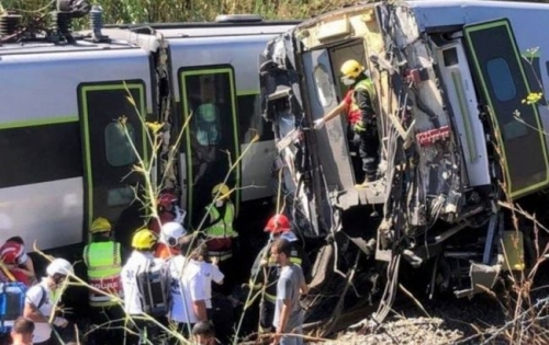 В Португалии поезд столкнулся с машиной, есть погибший и десятки пострадавших фото