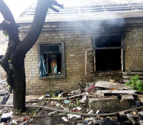 В мелитопольском селе горел заброшенный дом фото
