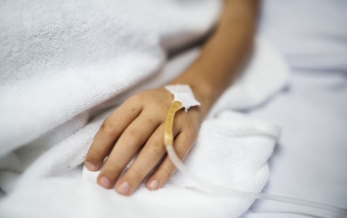 Ребенок с синяками попал в реанимацию: врачи удивились, что дело не в избиении  фото