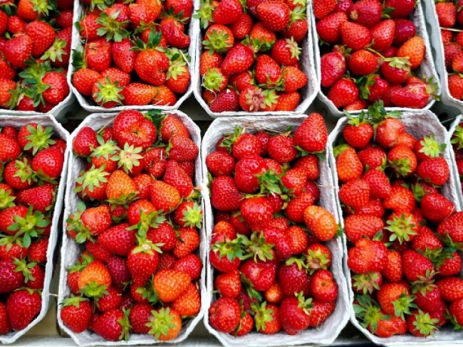 Из-за высоких цену украинцы могут позволить себе покупать ягоды только летом - эксперт фото