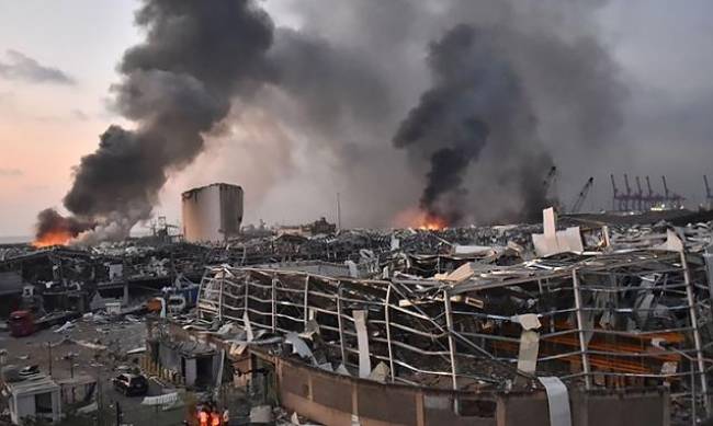 Причиной взрыва в Бейруте могли быть ракетный удар или бомба - президент Ливана фото