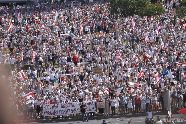 На митинг в центре Минска вышли сотни тысяч белорусов: впечатляющие фото и видео фото