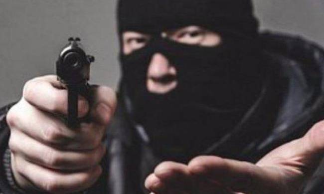 В Запорожской области вооруженные мужчины ограбили магазин фото