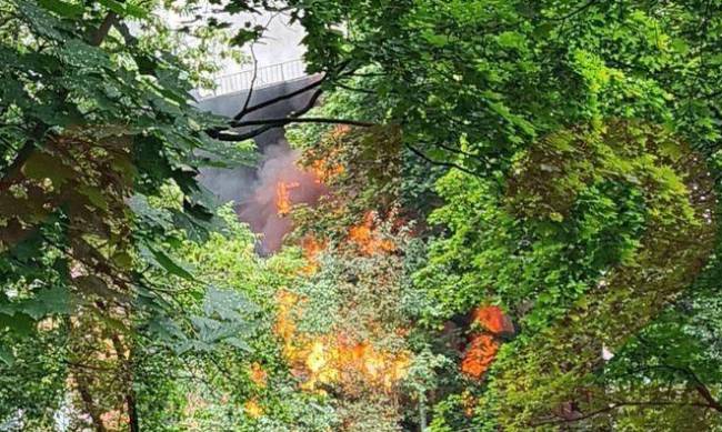 В России прогремел мощный взрыв в жилом доме - пламя охватило квартиры фото