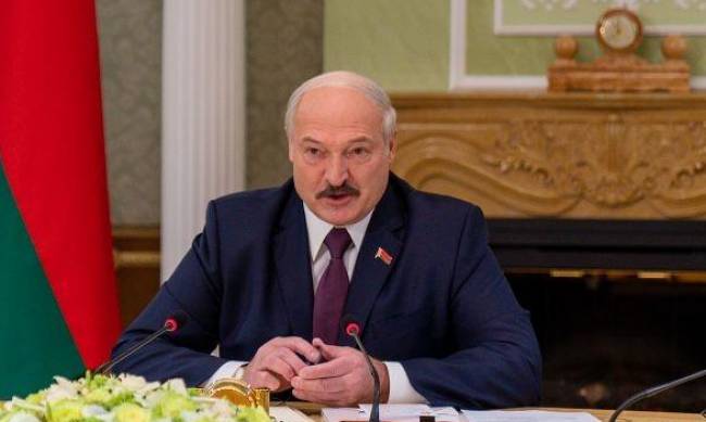 Лукашенко пригрозил студентам службой в армии за участие в протестах фото